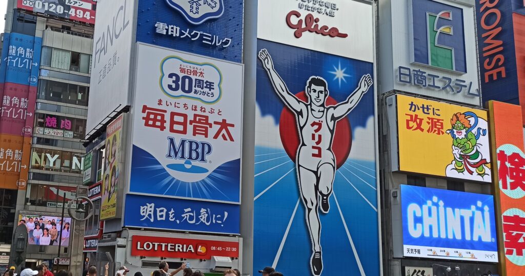 Ōsakan maamerkkinä tunnettu Glico-mies Dōtonburin kaupunginosassa.