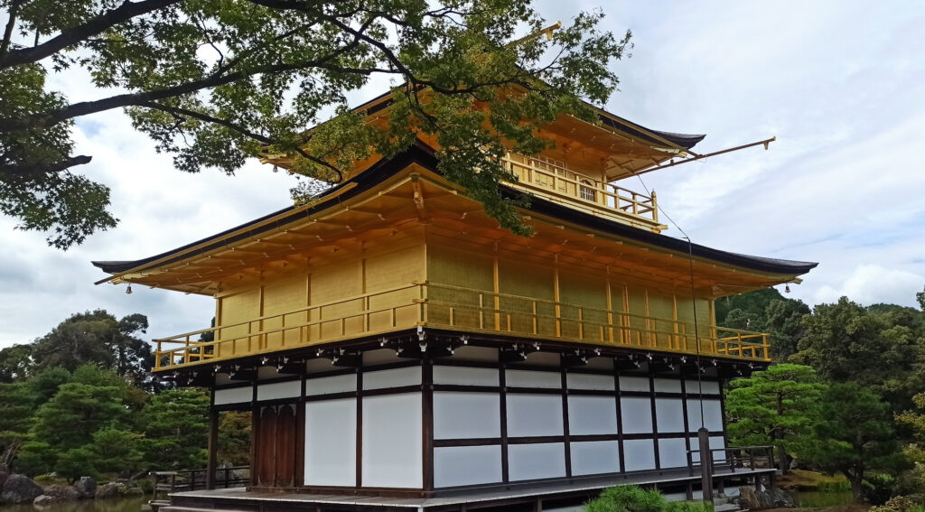 Kioton Kinkaku-ji-temppelin kuuluisa kultainen paviljonki.